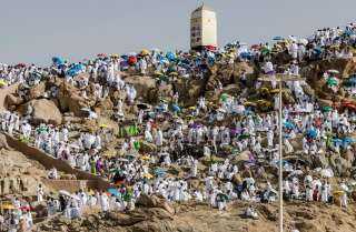 «لبيك اللهم لبيك».. نداء الحجاج يهز القلوب من جبل عرفات في أعظم أيام الدنيا