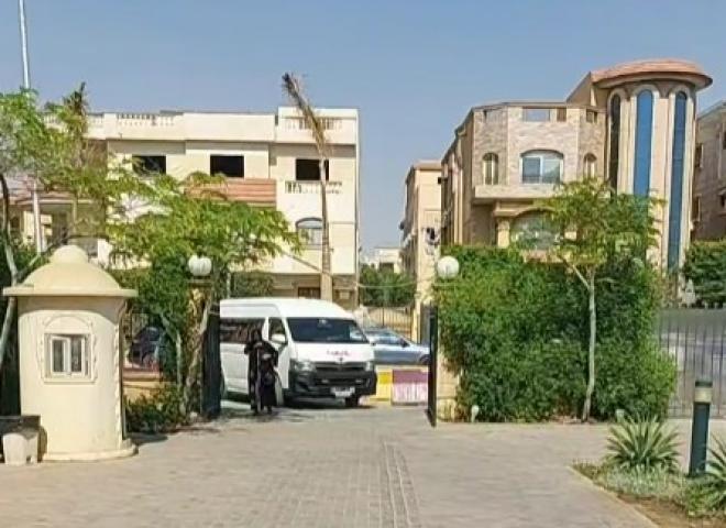 وصول جثمان الفنان محمد مرزبان إلى مسجد حسن الشربتلي تمهيدًا لصلاة الجنازة