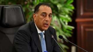 رئيس الوزراء يستعرض الموقف التنفيذي لمشروع مبنى الركاب 4 بمطار القاهرة