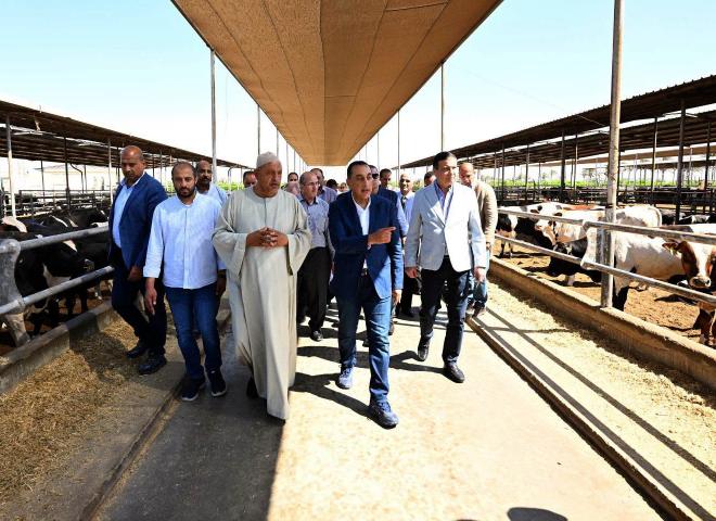 رئيس الوزراء يتفقد محطة الإنتاج الحيواني وتصنيع الألبان التابعة لوزارة الزراعة