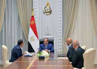 الرئيس السيسي يجتمع مع رئيس الوزراء ووزير التربية والتعليم بمدينة العلمين