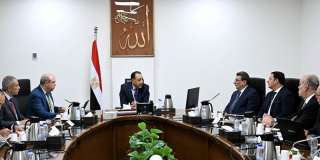 رئيس الوزراء يستعرض الموقف التنفيذي لمشروع ”مبنى الركاب 4” بمطار القاهرة الدولي