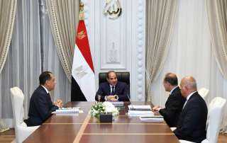 الرئيس السيسي يوجه بتشكيل لجنة تتفقد المشاريع العقارية المختلفة بالمحافظات لضمان تسليم الوحدات دون تأخير