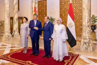 الرئيس السيسي والسيدة قرينته يصطحبان الرئيس الصيني وقرينته في جولة داخل المتحف المصري الكبير