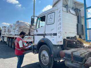 الهلال الأحمر المصري يدفع قافلة «زاد العزة» الـ 276 بالمساعدات الإنسانية إلى الأشقاء الفلسطينيين| صور
