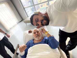 أحمد العوضي يشارك صورة والده من المستشفى: «إن شاء الله تقوم بالسلامة يا وحش الوحوش»