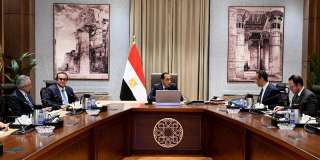 رئيس الوزراء يجتمع بوزراء الصحة والاتصالات والعدل لمتابعة تحضيرات مؤتمر شهر أكتوبر