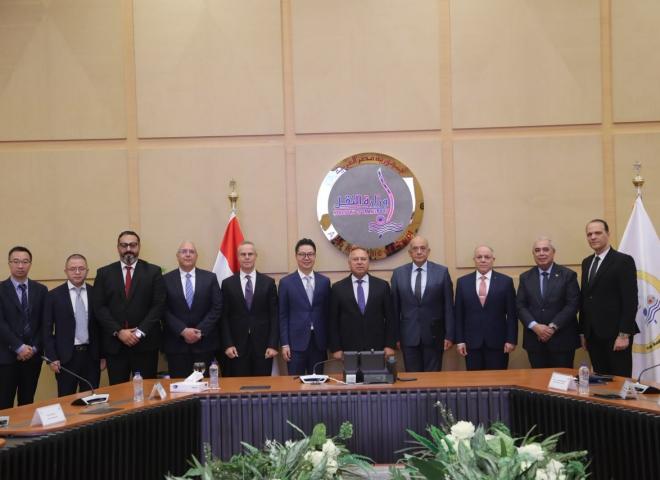 وزير النقل يشهد توقيع مذكرة تفاهم لإنشاء محطة للصب الجاف غير النظيف بميناء المكس| صور