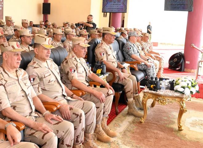 وزير الدفاع يتابع الجاهزية القتالية لرجال الجيش الثاني الميداني خلال مشروع تكتيكي بالذخيرة الحية